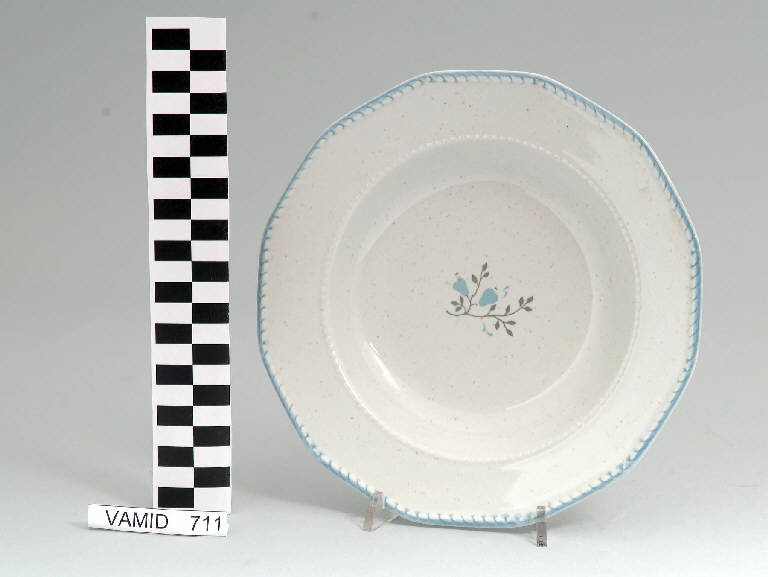 Motivi decorativi vegetali stilizzati (piatto fondo) di Società Ceramica Richard Ginori (sec. XX)