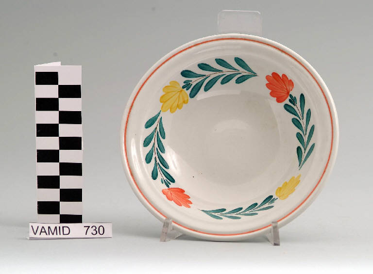 Motivi decorativi vegetali stilizzati (piatto fondo) di Società Ceramica Richard Ginori; Campi Antonia (sec. XX)
