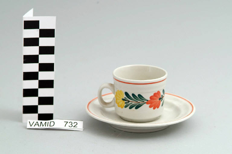 Motivi decorativi vegetali stilizzati (tazza da caffè) di Società Ceramica Richard Ginori; Campi Antonia (sec. XX)