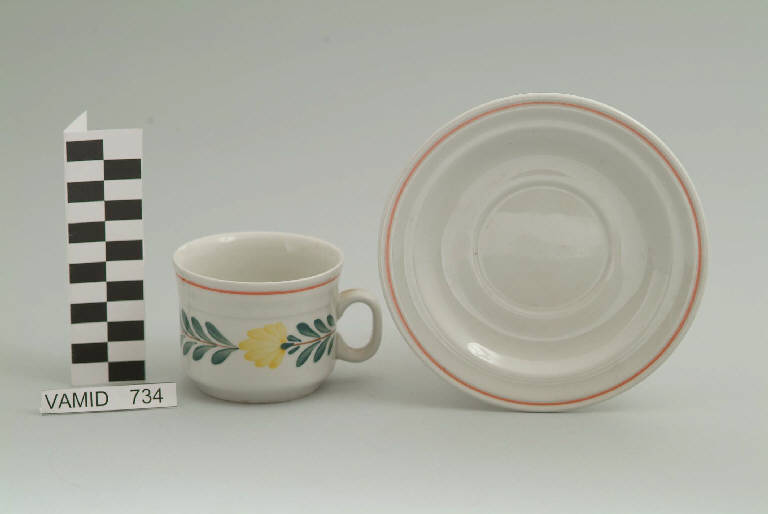 Motivi decorativi vegetali stilizzati (tazza da thè) di Società Ceramica Richard Ginori; Campi Antonia (sec. XX)