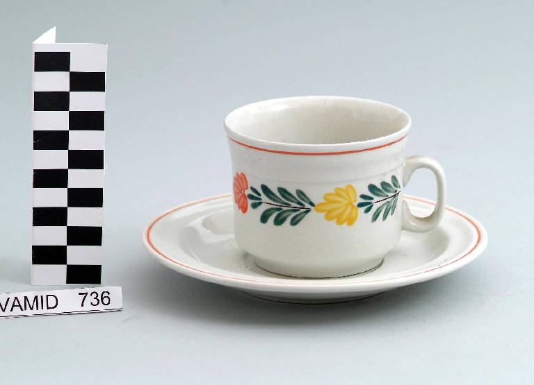 Motivi decorativi vegetali stilizzati (tazza da colazione) di Società Ceramica Richard Ginori; Campi Antonia (sec. XX)