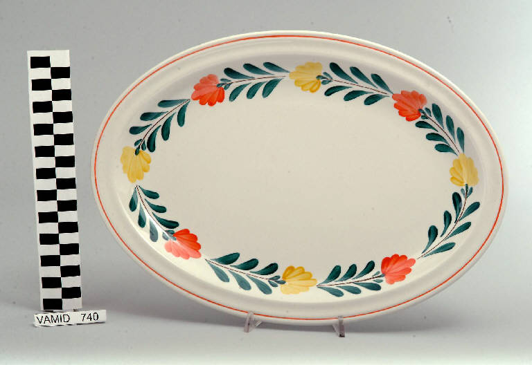 Motivi decorativi vegetali stilizzati (piatto da portata) di Società Ceramica Richard Ginori; Campi Antonia (sec. XX)
