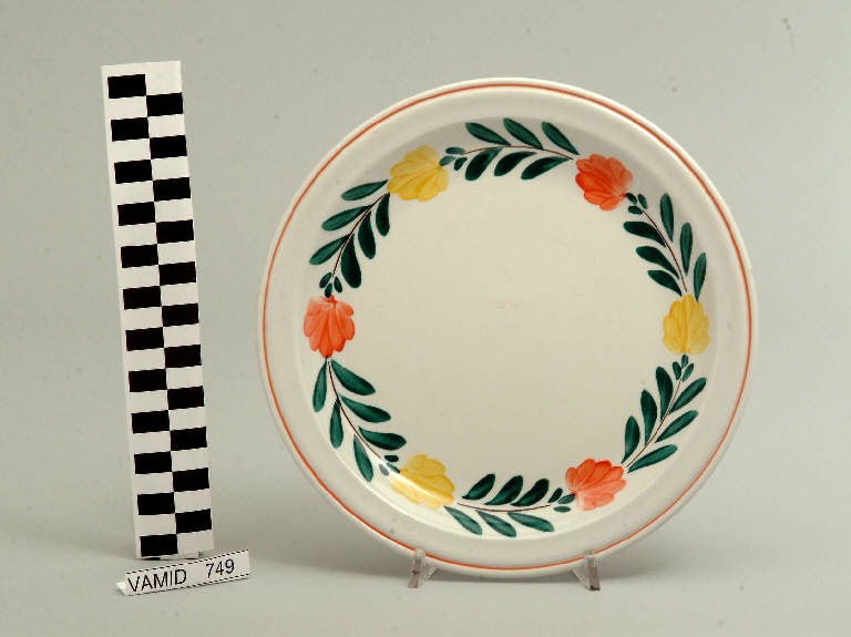 Motivi decorativi vegetali stilizzati (piatto piano) di Società Ceramica Richard Ginori; Campi Antonia (sec. XX)