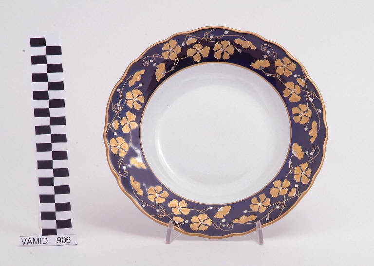 Motivi decorativi floreali stilizzati (piatto fondo) di Società Ceramica Italiana Laveno (sec. XX)