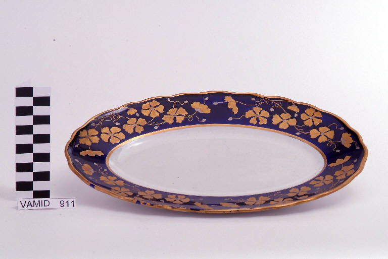 Motivi decorativi floreali stilizzati (piatto da portata) di Società Ceramica Italiana Laveno (sec. XX)