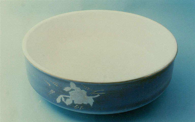 Mazzo di rose (catino lavamano) di Società Ceramica Revelli (primo quarto sec. XX)