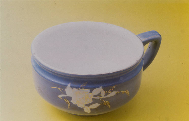 Mazzo di rose (pitale) di Società Ceramica Revelli (primo quarto sec. XX)