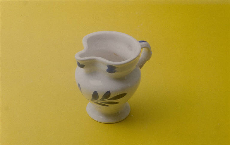 brocca di Società Ceramica Revelli (terzo quarto sec. XX)