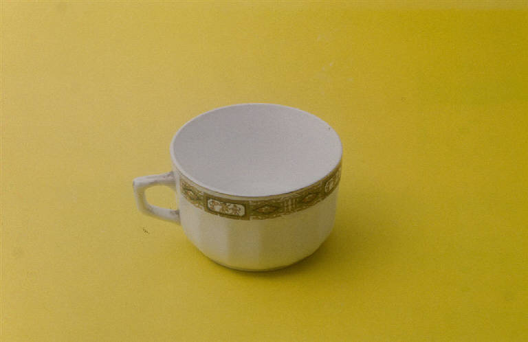 Putti e motivi decorativi fitomorfi (tazza da thè) di Società Ceramica Revelli (sec. XX)