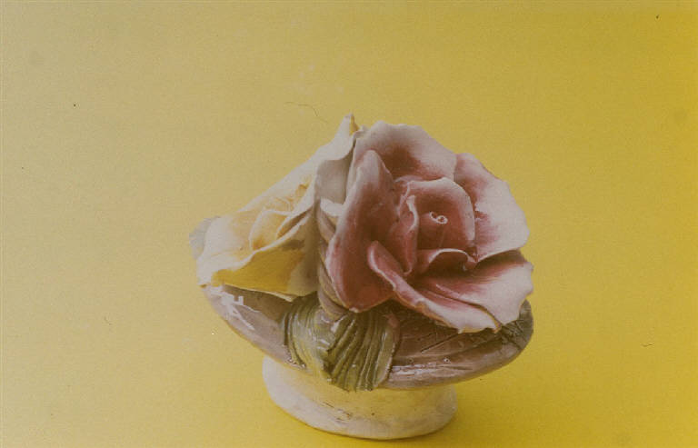 Cestino di rose (scultura) - manifattura bassanese (metà sec. XX)