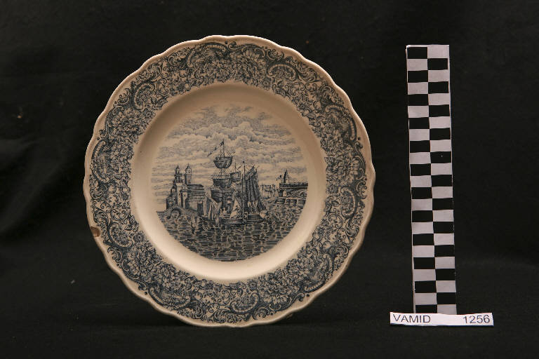 Marina con nave in rada e città sullo sfondo (piatto piano) di Società Ceramica Italiana Laveno (sec. XIX)