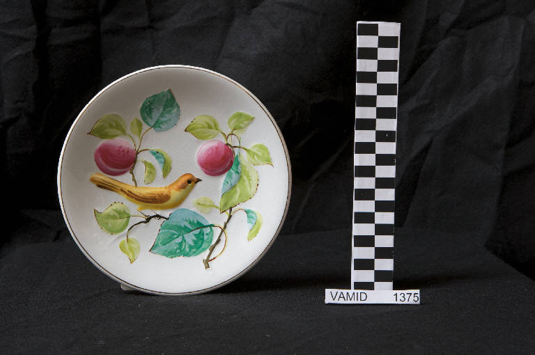 Uccellino su un ramo di pesco (piatto da frutta) di Società Ceramica Italiana Laveno (fine sec. XIX)