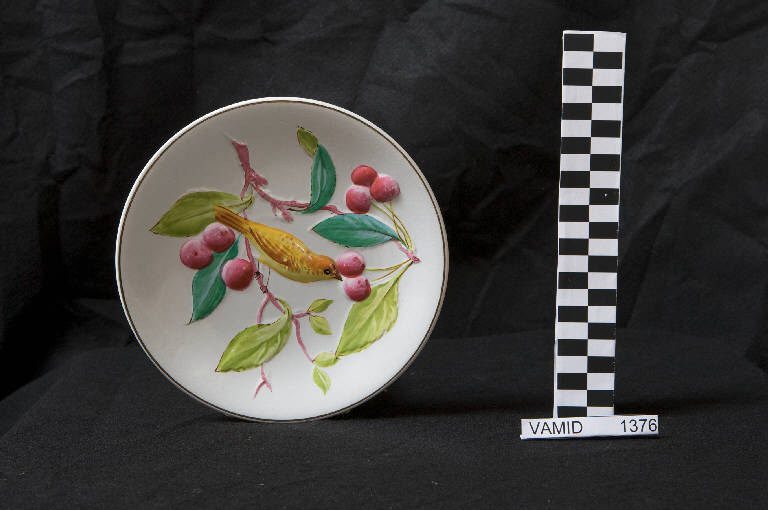 Uccellino su un ramo di ciliegio (piatto da frutta) di Società Ceramica Italiana Laveno (fine sec. XIX)