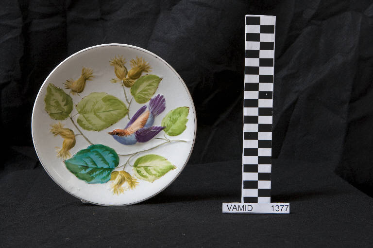 Uccellino su un ramo di nocciolo (piatto da frutta) di Società Ceramica Italiana Laveno (fine sec. XIX)