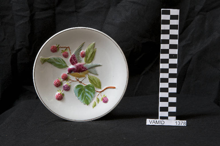 Uccellino su un rovo di more (piatto da frutta) di Società Ceramica Italiana Laveno (fine sec. XIX)