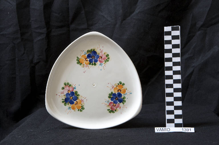 Motivi decorativi floreali (piatto) di Ditta Deam (seconda metà sec. XX)