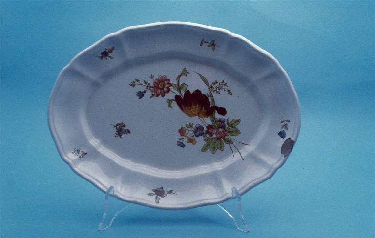 piatto da portata di Società Ceramica Richard (ultimo quarto sec. XIX)