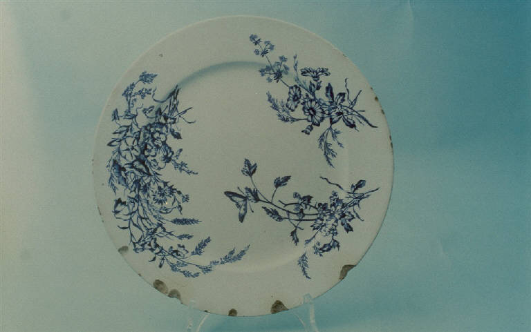 Tralci fioriti e farfalla (piatto) - manifattura europea (fine/inizio secc. XIX/ XX)