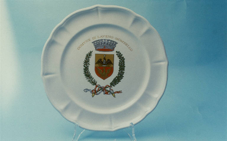Stemma comunale di Laveno - Mombello (piatto) di Società Ceramica Richard Ginori (sec. XX)