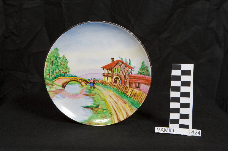 Veduta di canale con ponte e casa colonica (piatto da parete) di Società Ceramica Revelli (metà sec. XX)