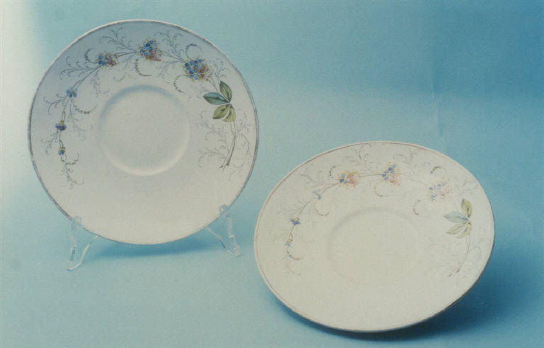 Tralci con fiori e foglie (piattino) di Società Ceramica Richard Ginori (primo quarto sec. XX)