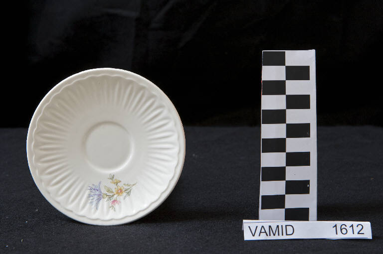 Bouquet con fiordaliso (piattino) di Società Ceramica Italiana Laveno (prima metà sec. XX)