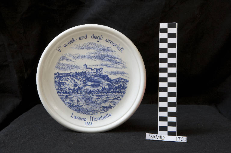 Veduta di Laveno Mombello dal lago (piatto) di Società Ceramica Richard Ginori; Costantini Marco (sec. XX)