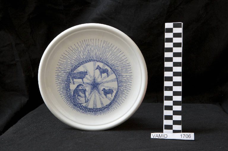 Pastore con bue e asinello (piatto) di Società Ceramica Richard Ginori (sec. XX)