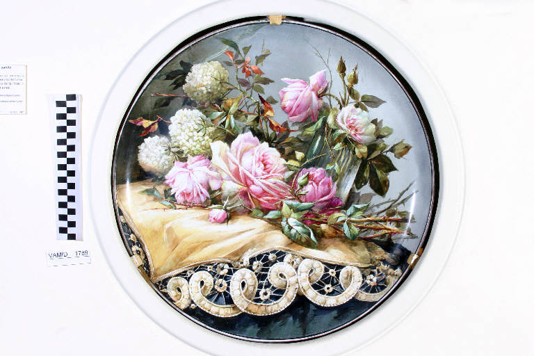 Natura morta con rose e ortensie su cuscino (piatto) di Società Ceramica Italiana Laveno (sec. XX)