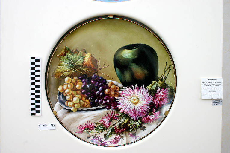 Natura morta con grappoli d'uva, crisantemi e vaso (piatto) di Jacopini Giancarlo; Società Ceramica Italiana Laveno (attr.; ) (sec. XX)