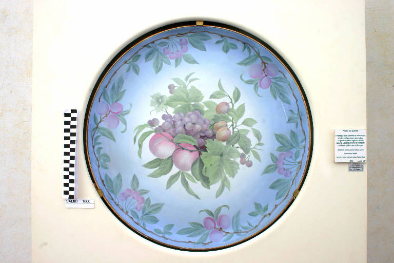 Trionfo di frutti e foglie con ghirlanda (piatto) di Reggiori Marco; Società Ceramica Italiana Laveno (sec. XX)