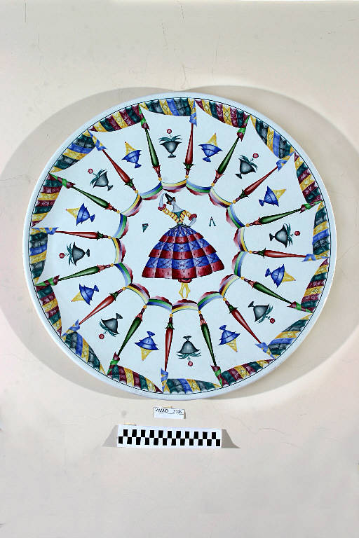 Figura femminile danzante con motivi decorativi geometrici e vegetali (piatto da parete) di Società Ceramica Italiana Laveno; Andlovitz Guido (sec. XX)