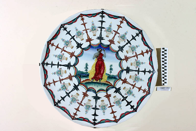 Figura femminile in un paesaggio con motivi decorativi geometrici e vegetali (piatto da parete) di Società Ceramica Italiana Laveno; Andlovitz Guido (sec. XX)