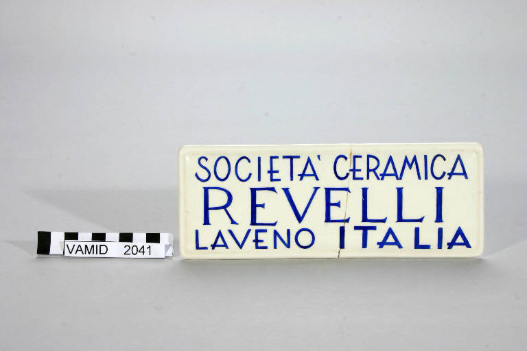 targa con iscrizione di Società Ceramica Revelli (sec. XX)