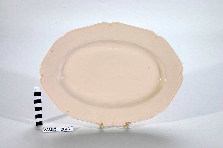 piatto da portata di Società Ceramica Revelli (prima metà sec. XX)