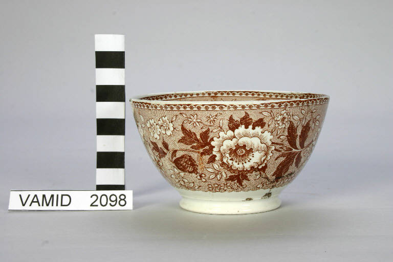 Motivi decorativi floreali (ciotola) di Villeroy & Boch (seconda metà sec. XIX)