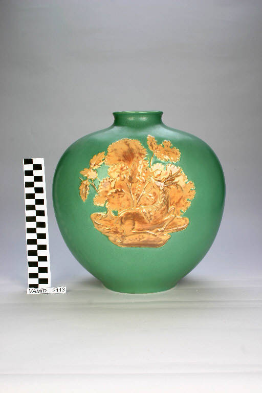 Cervo nel bosco (vaso portafiori) di Gariboldi Giovanni; Società Ceramica Richard Ginori (sec. XX)
