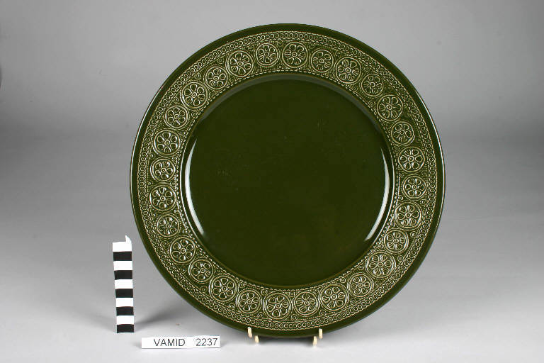 Motivi decorativi geometrici e vegetali stilizzati (piatto da portata) di Campi Antonia; Società Ceramica Richard Ginori (sec. XX)