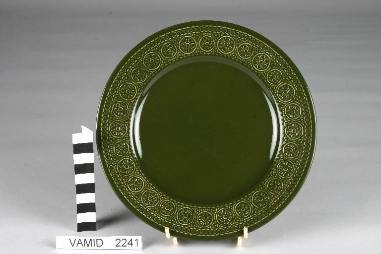 Motivi decorativi geometrici e vegetali stilizzati (piatto da frutta) di Campi Antonia; Società Ceramica Richard Ginori (sec. XX)