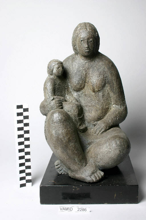 Maternità, Donna con bambino (scultura) di Quattrini Oreste (sec. XX)