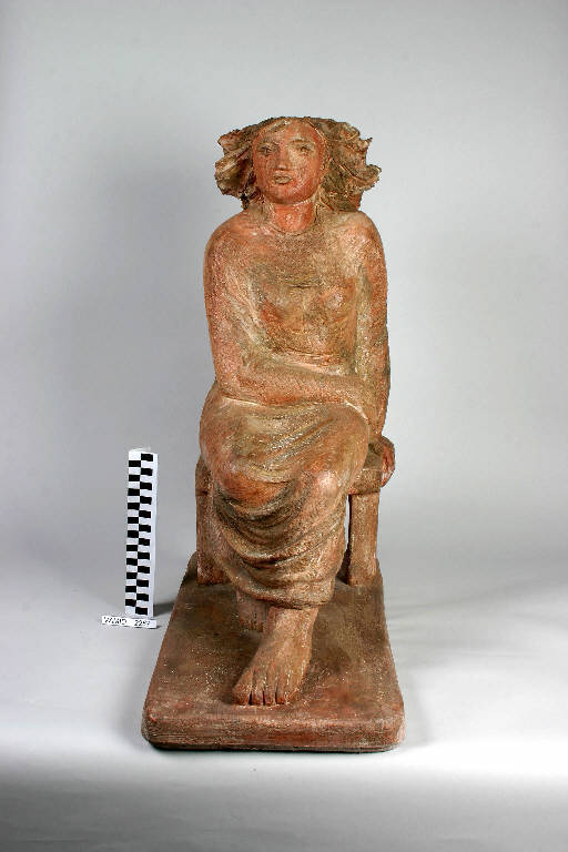 Donna seduta (scultura) di Quattrini Oreste (ultimo quarto sec. XX)
