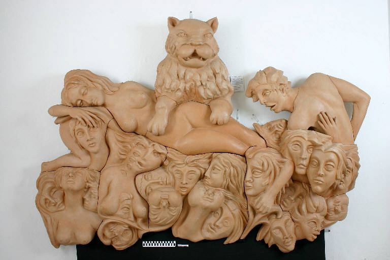 La donna e la bestia, Composizione con figure e animali (scultura) di Baj Enrico; Bottega d'arte ceramica Gatti (sec. XX)