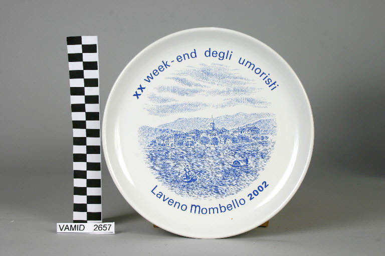 Veduta di Laveno Mombello dal lago (piatto) - manifattura lavenese (sec. XXI)