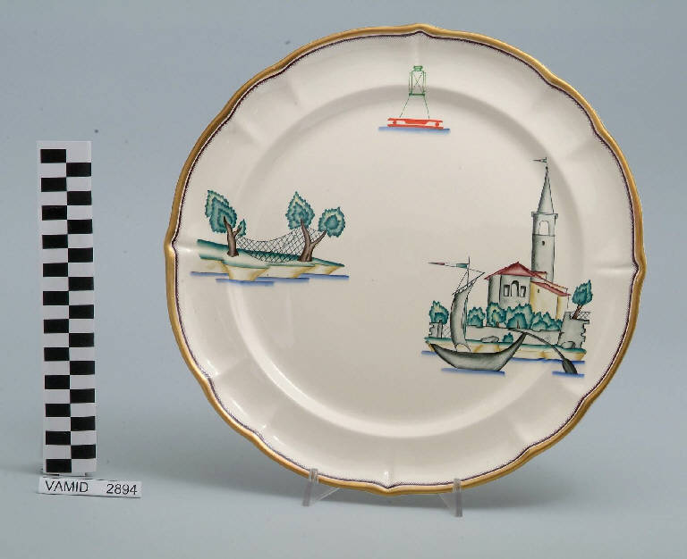 Veduta di una chiesa ed elementi caratteristici del Lago Maggiore (piatto da portata circolare) di Andlovitz Guido; Società Ceramica Italiana Laveno (sec. XX)