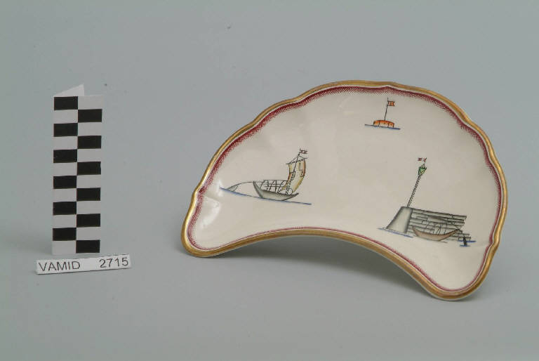 Veduta ed elementi caratteristici del Lago Maggiore (piatto lunetta) di Andlovitz Guido; Società Ceramica Italiana Laveno (sec. XX)