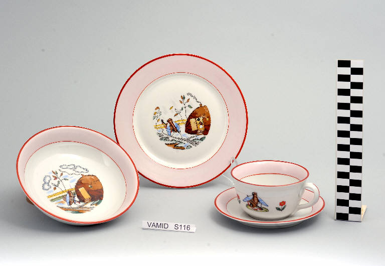Fiaba della cicala e della formica (servizio da tavola da bambino) di Società Ceramica del Verbano (sec. XX)