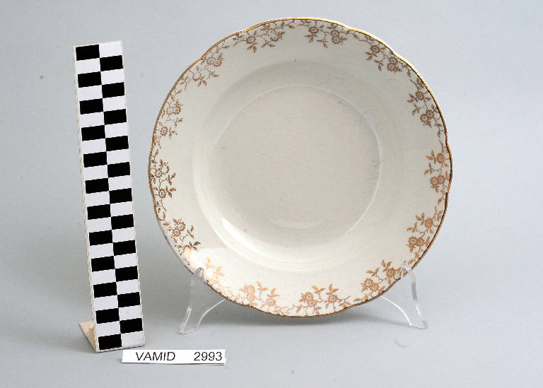 Motivo decorativo floreale (piatto fondo) - manifattura italiana (prima metà sec. XX)