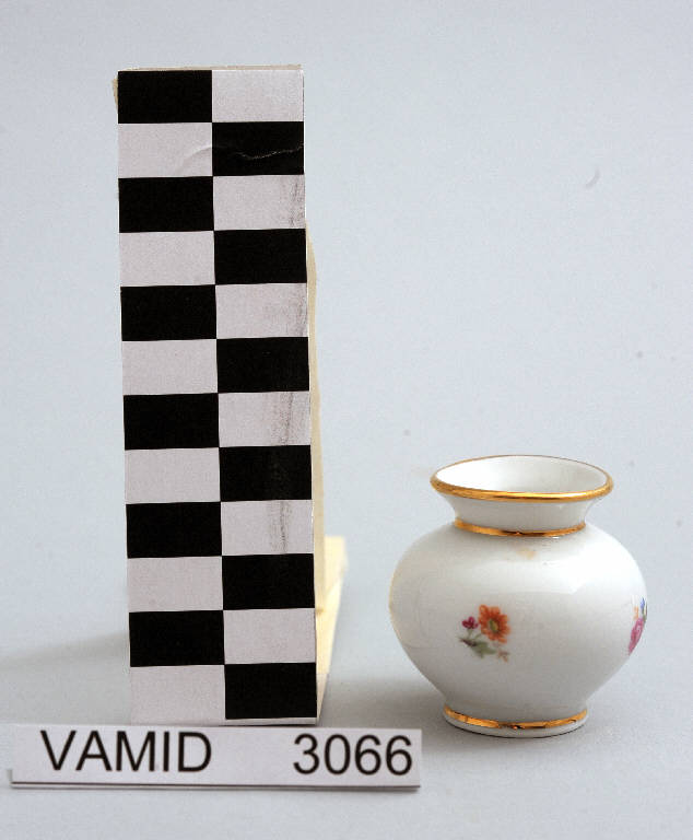 Motivo decorativo floreale (vasetto) - manifattura tedesca (metà sec. XX)