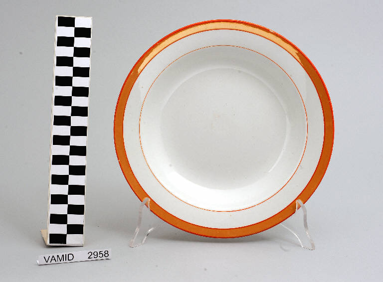 piatto fondo di Società Ceramica Revelli (secondo quarto sec. XX)