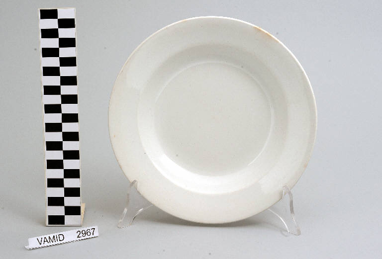 piatto fondo di Società Ceramica Richard Ginori (prima metà sec. XX)